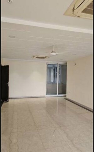 Room in 4 BHK Apartment at Gomti Nagar – for Sale