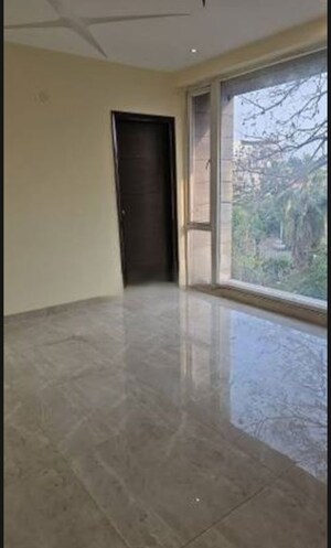 Room in 4 BHK Apartment at Gomti Nagar – for Sale