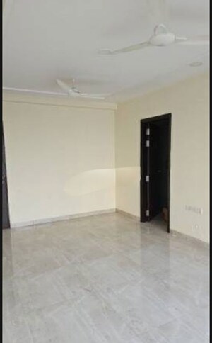 Room in 4 BHK Apartment at Gomti Nagar – for Sale