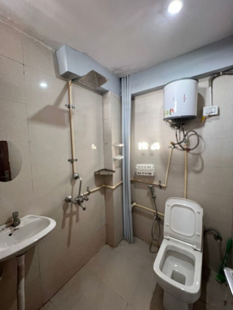 Bathroom, bptp-amstoria 3 Bedroom 2700 Sq.Ft. Builder Floor In Sector 102 Gurgaon 10588660
