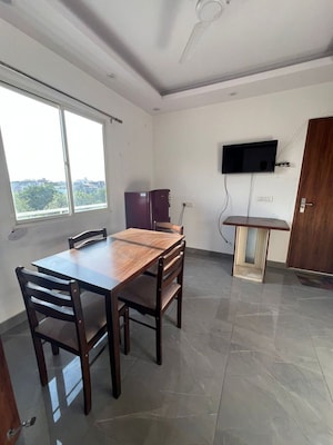 Team Area in 3 BHK Builder Floor at BPTP Amstoria, Sector 102 – for Rent