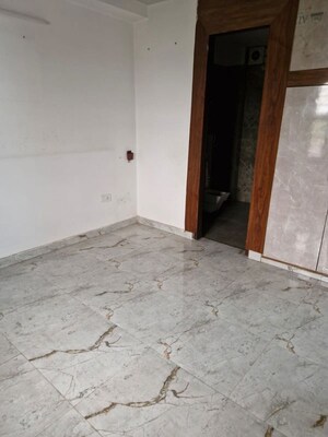 Room in 3 BHK Builder Floor at Sector 10 – for Rent