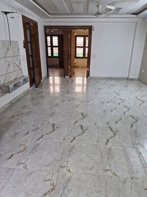 Parking in 3 BHK Builder Floor at Sector 10 – for Rent