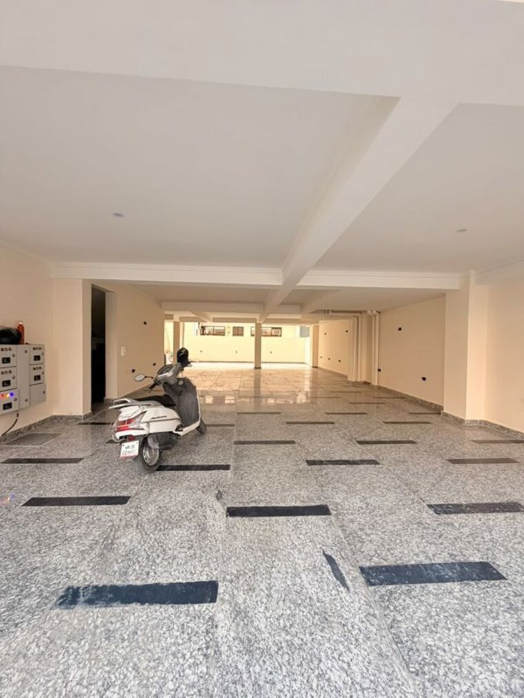  Parking, sector 10a 3 Bedroom 2350 Sq.Ft. Builder Floor In Sector 10a Gurgaon 10571620