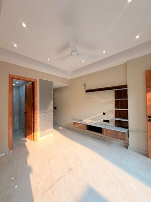 Room in 3 BHK Builder Floor at Sector 10a – for Sale
