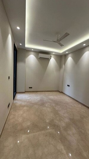 Room in 6 BHK Builder Floor at Safdarjung Enclave – for Sale