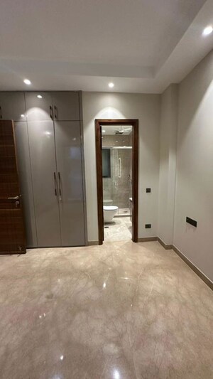 Building Lobby in 6 BHK Builder Floor at Safdarjung Enclave – for Sale