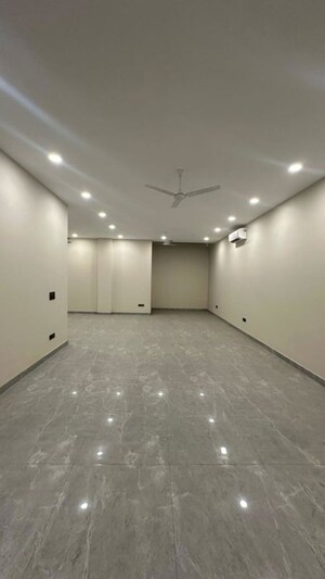 Room in 6 BHK Builder Floor at Safdarjung Enclave – for Sale