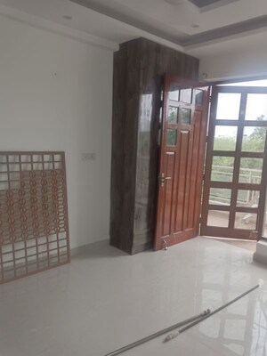 Room in 4 BHK Apartment at Sagar Kunj Apartments, Sector 9a – for Rent