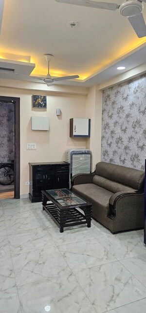 Living Room in 1.5 BHK Builder Floor at Defence Enclave Noida, Sector 44 – for Rent