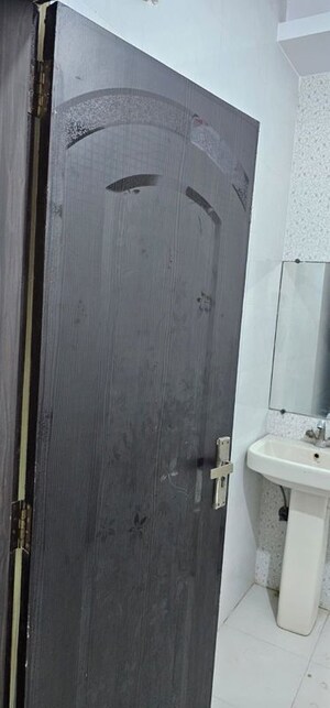 Bathroom in 1.5 BHK Builder Floor at Defence Enclave Noida, Sector 44 – for Rent