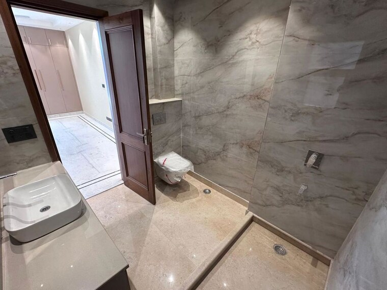 Bathroom, sarvodaya enclave 3 Bedroom 2200 Sq.Ft. Builder Floor In Sarvodaya Enclave Delhi 10588716