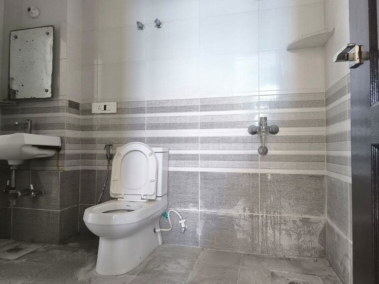 Bathroom, bptp-park-81 3 Bedroom 275 Sq.Yd. Apartment In Sector 81 Faridabad 10588795