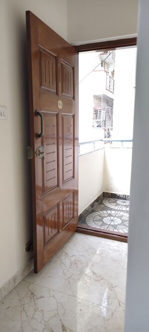 Room in 1 BHK Builder Floor at Halasuru – for Rent