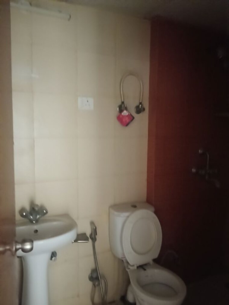 Bathroom, mahagun-my-woods 3 Bedroom 1545 Sq.Ft. Apartment In Sector 16c Greater Noida Greater Noida 10570916