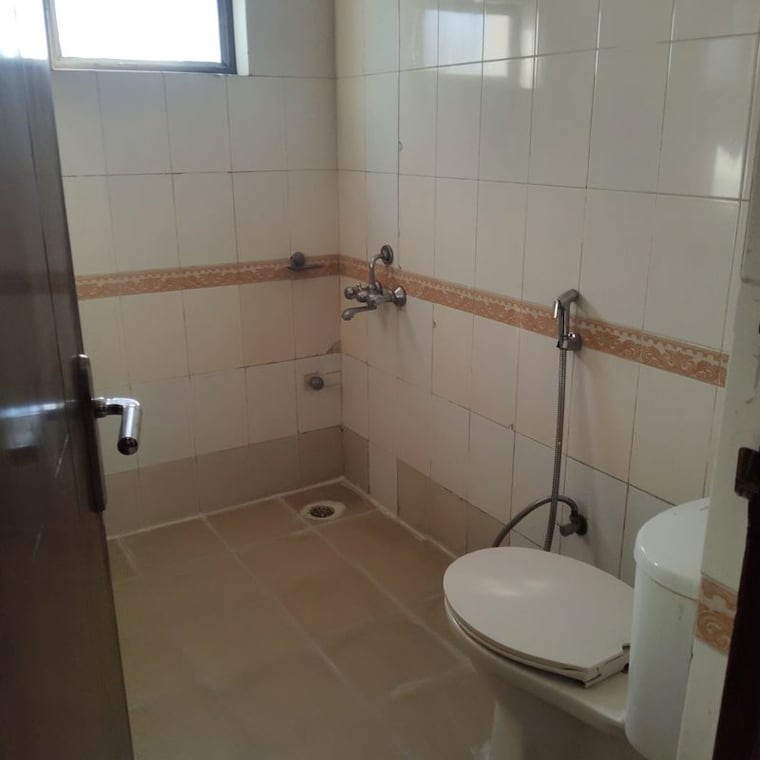 Bathroom, ardee-city-palm-grove-heights 3 Bedroom 9132 Sq.Ft. Apartment In Sector 52 Gurgaon 10588885
