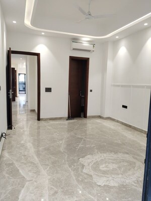 Room in 3 BHK Apartment at Jor Bagh – for Rent