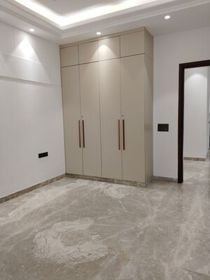 Room in 3 BHK Apartment at Jor Bagh – for Rent