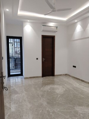 Room in 3 BHK Apartment at Jor Bagh – for Rent