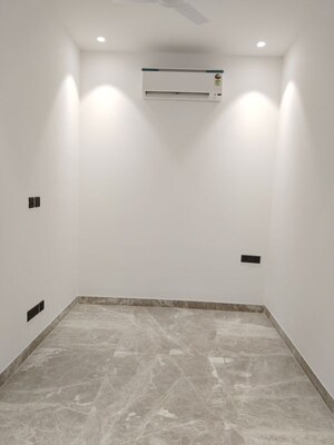 Room in 3 BHK Apartment at Jor Bagh – for Rent