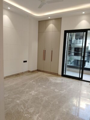 Room in 3 BHK Apartment at Jor Bagh – for Rent