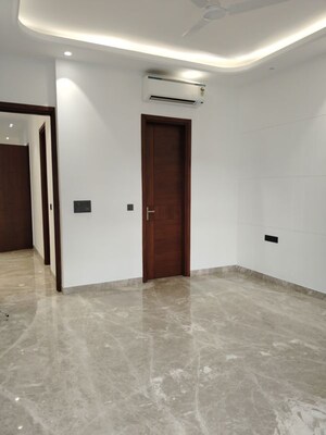 Room in 3 BHK Apartment at Jor Bagh – for Rent