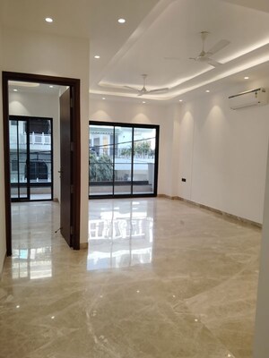 Room in 3 BHK Apartment at Jor Bagh – for Rent