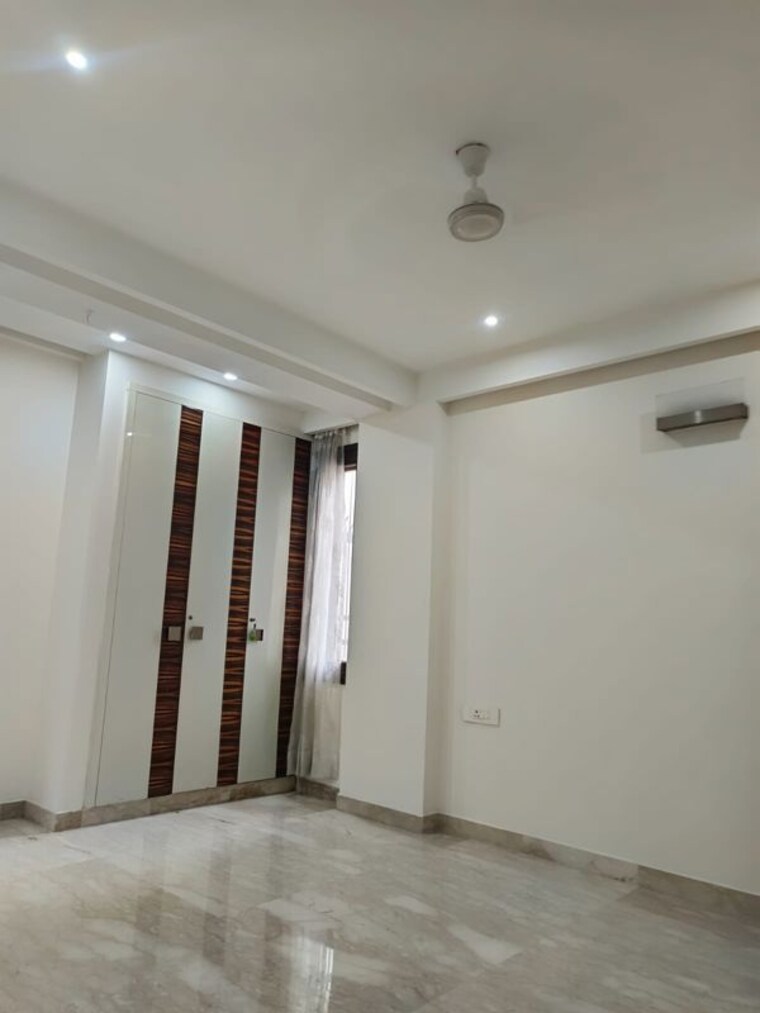 Room, east of kailash 4 Bedroom 2500 Sq.Ft. Builder Floor In East Of Kailash Delhi 10588965