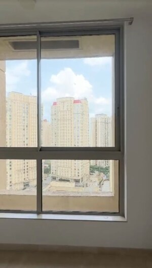 Room in 1 BHK Apartment at Hiranandani Solitaire Studio Apartment, Ghodbunder Road – for Rent