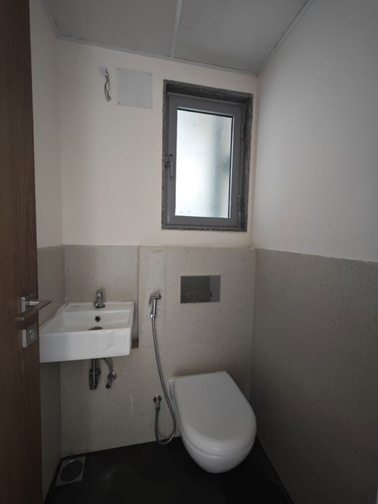 Attached Bathroom, dhamji-shamji-mahavir-spring-tulip-phase-1 2 Bedroom 850 Sq.Ft. Apartment In Pokhran Road No Two Thane 10589037