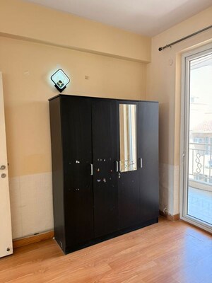 Room in 3 BHK Apartment at Emaar Palm Hills, Sector 77 – for Rent