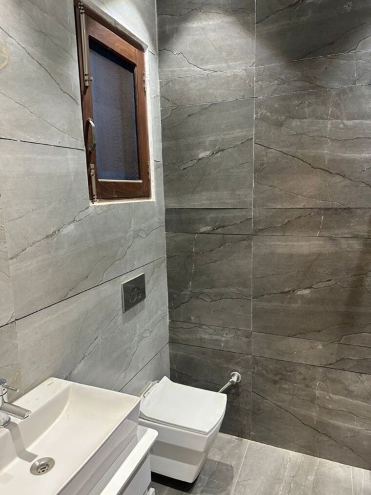 Bathroom, sector 61 3 Bedroom 2000 Sq.Ft. Villa In Sector 61 Noida 10589095