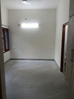 Room in 6 BHK Independent House at Sector 33 – for Rent