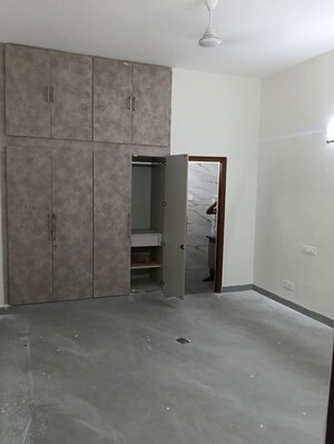 Room in 6 BHK Independent House at Sector 33 – for Rent