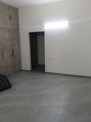 Room in 6 BHK Independent House at Sector 33 – for Rent
