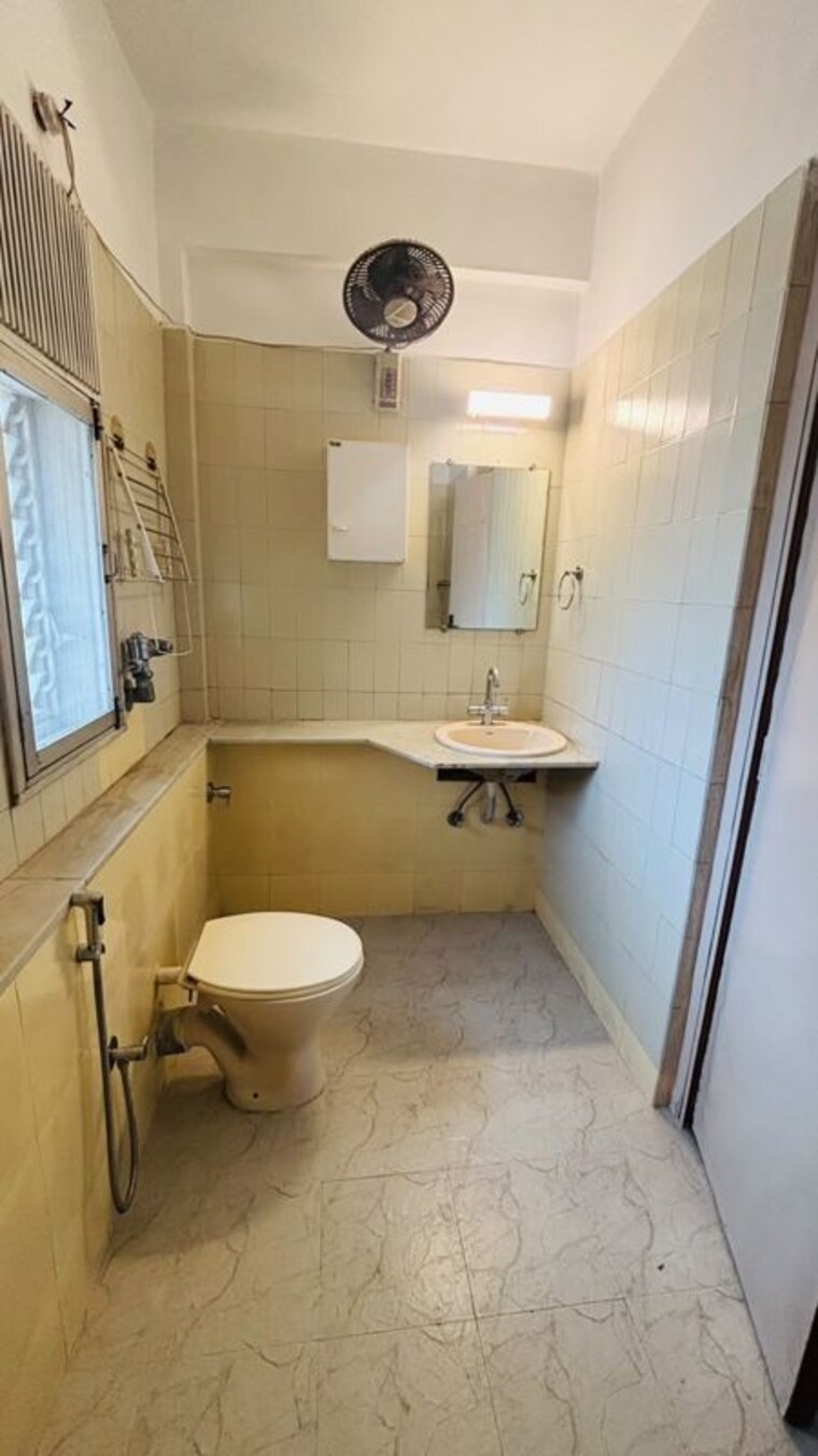 Bathroom, hiranandani-garden-eden-4 3 Bedroom 1300 Sq.Ft. Apartment In Powai Mumbai 10589151