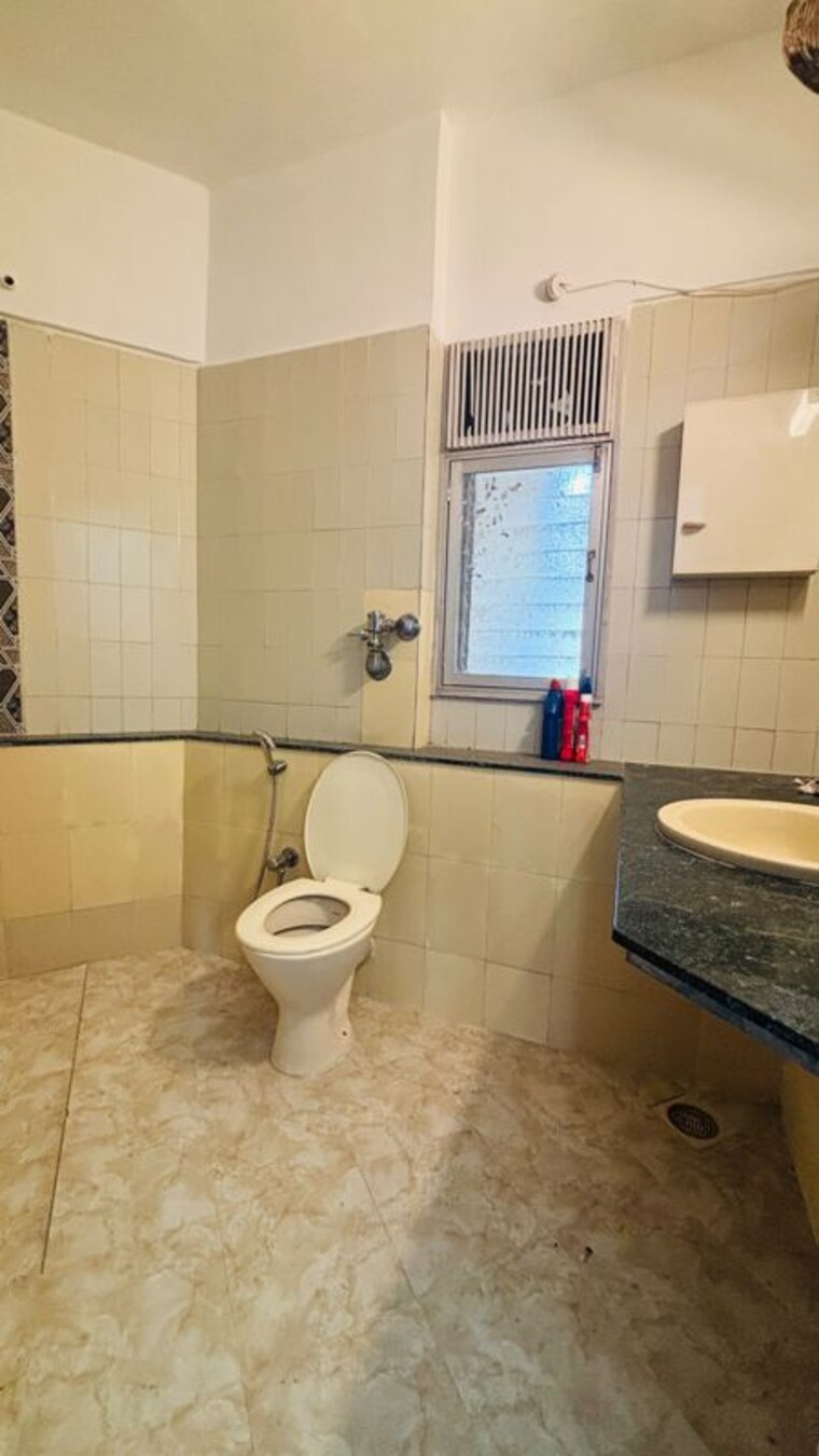Bathroom, hiranandani-garden-eden-4 3 Bedroom 1300 Sq.Ft. Apartment In Powai Mumbai 10589151