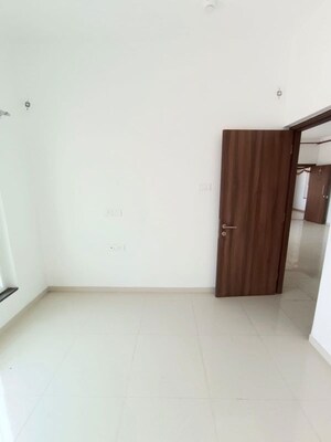 Room in 2 BHK Apartment at Runwal The Central Park, Chinchwad – for Rent