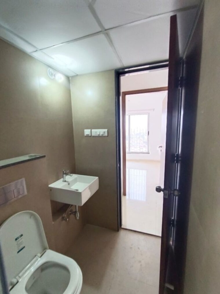 Bathroom, runwal-the-central-park 2 Bedroom 1000 Sq.Ft. Apartment In Chinchwad Pune 10589160