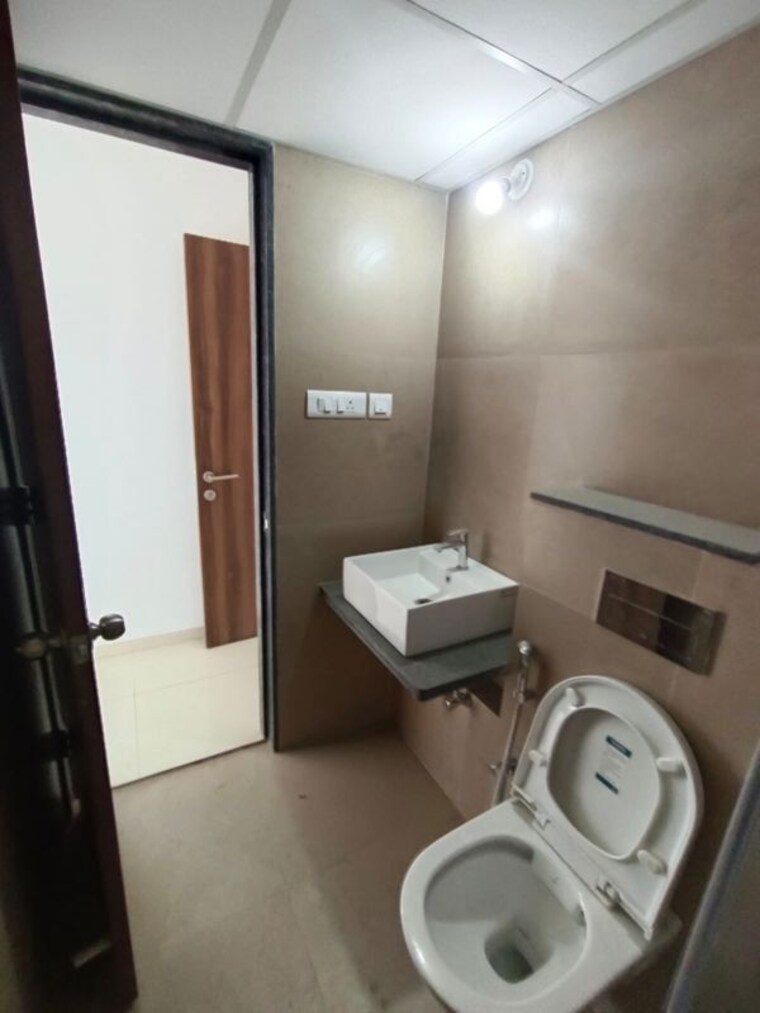 Bathroom, runwal-the-central-park 2 Bedroom 1000 Sq.Ft. Apartment In Chinchwad Pune 10589160