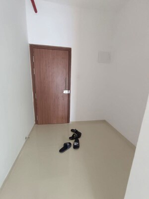 Room in 3 BHK Apartment at Runwal The Central Park, Chinchwad – for Rent