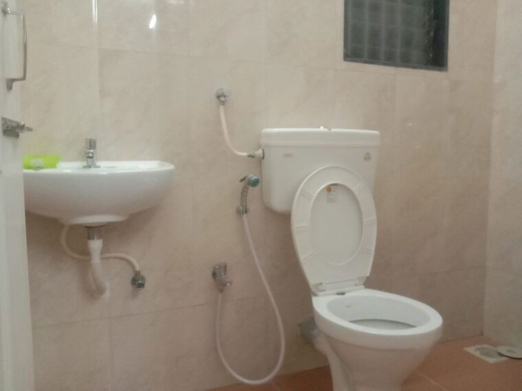 Bathroom, thane west Pg For Boys In Thane West 10589313