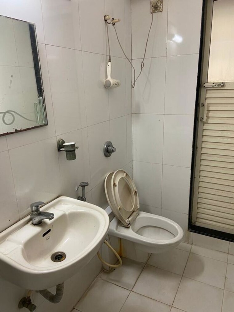 Bathroom, geetanjali-chsl 3 Bedroom 920 Sq.Ft. Apartment In Bandra East Mumbai 10589362