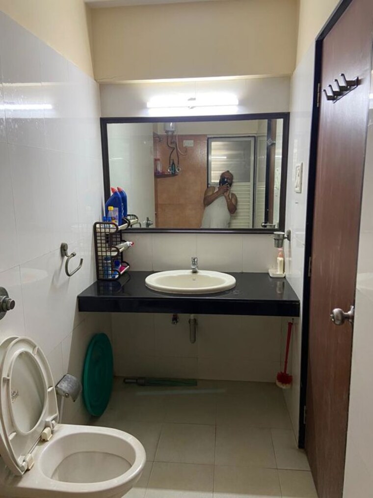 Bathroom, geetanjali-chsl 3 Bedroom 920 Sq.Ft. Apartment In Bandra East Mumbai 10589362
