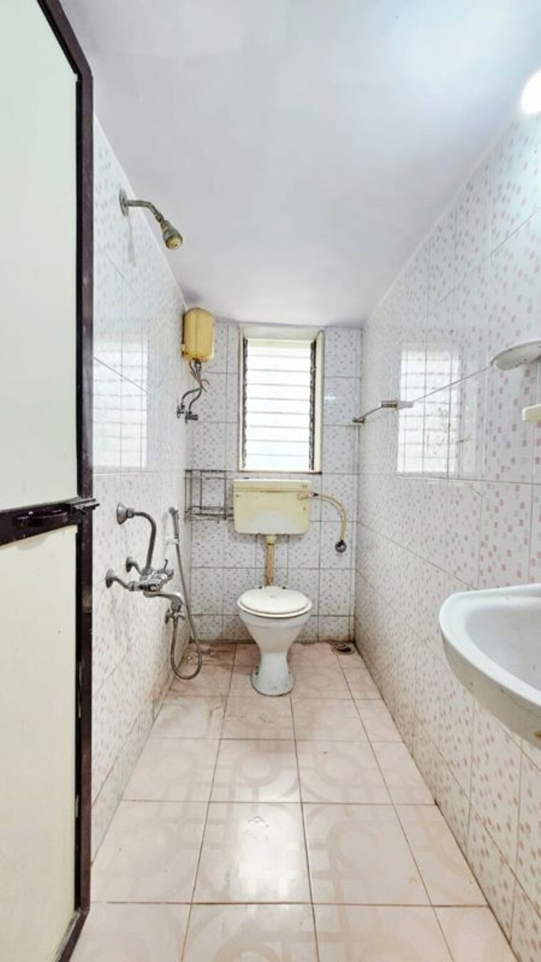 Bathroom, kalpataru-habita 3 Bedroom 1330 Sq.Ft. Apartment In Parel Mumbai 10589351