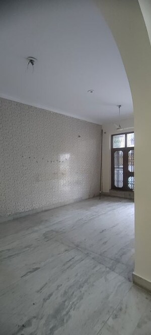 Room in 3 BHK Independent House at Sector 37 – for Rent