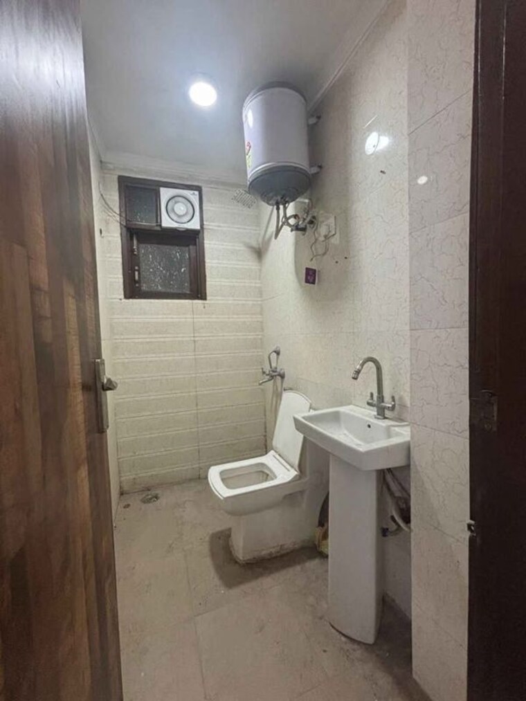 Bathroom, chattarpur 2 Bedroom 450 Sq.Ft. Independent House In Chattarpur Delhi 10589385