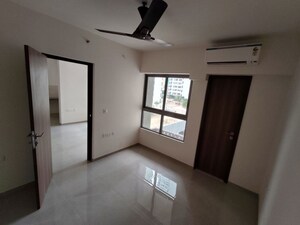 Room in 1 BHK Apartment at Piramal Vaikunth, Balkum Pada – for Rent