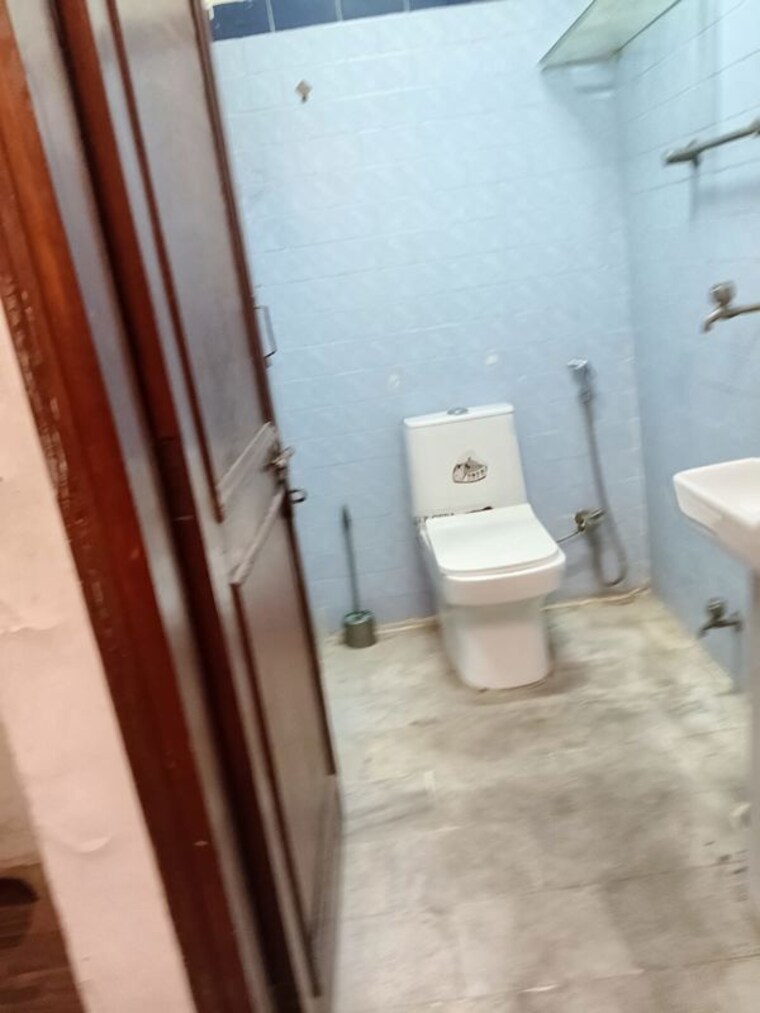 Bathroom, shivalik colony 3 Bedroom 1500 Sq.Ft. Builder Floor In Shivalik Colony Delhi 10589419
