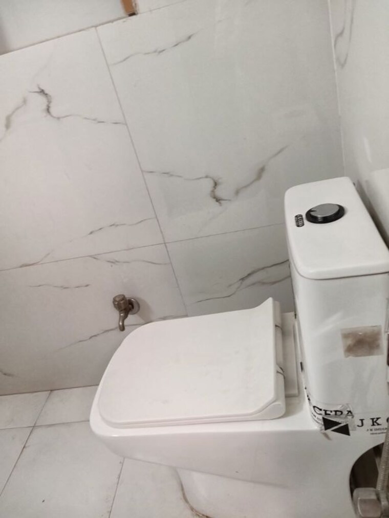 Bathroom, shivalik colony 3 Bedroom 1500 Sq.Ft. Builder Floor In Shivalik Colony Delhi 10589419